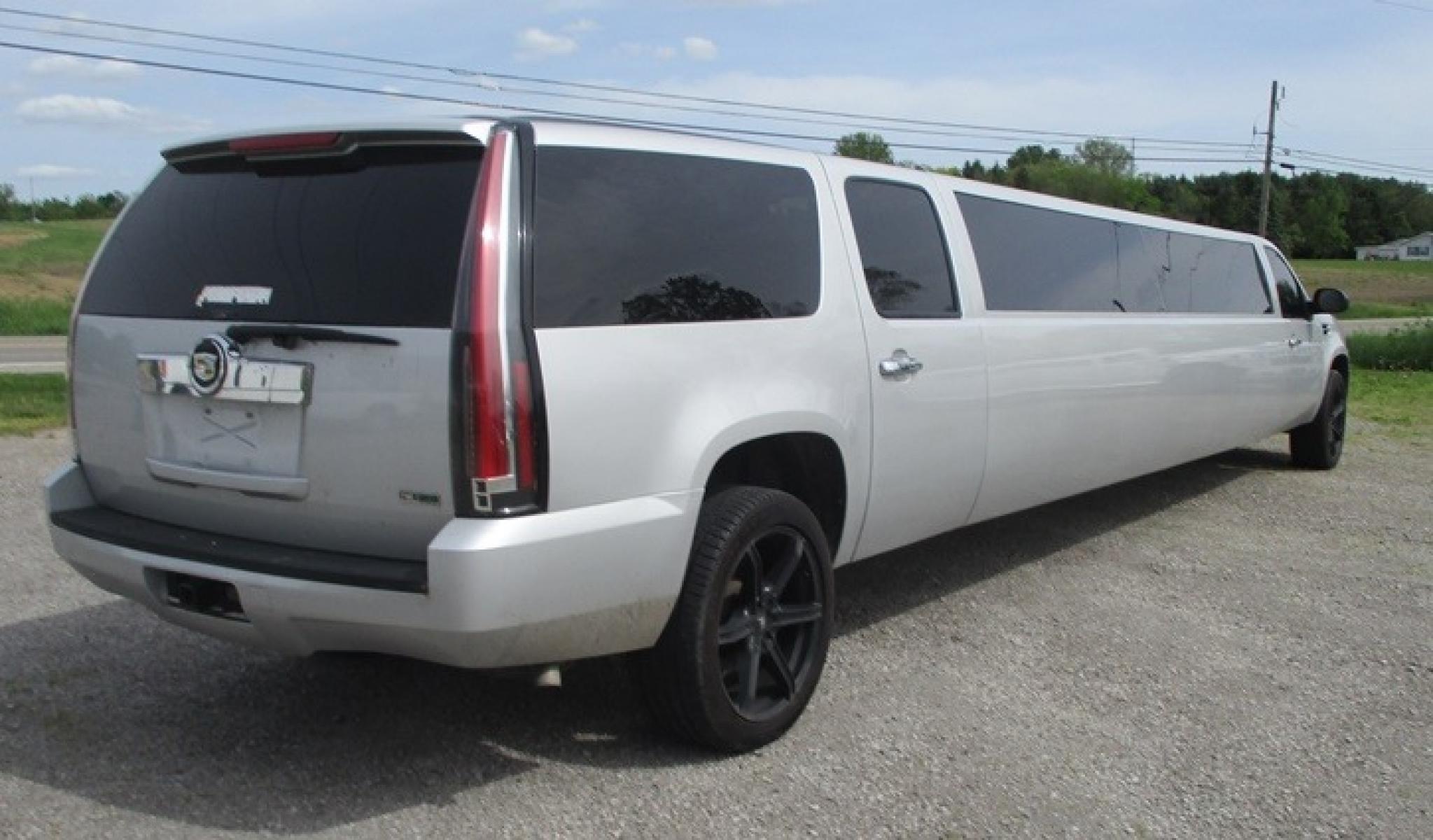 2011 Silver /Black Chevrolet Suburblade , located at 1725 US-68 N, Bellefontaine, OH, 43311, (937) 592-5466, 40.387783, -83.752388 - Photo #3